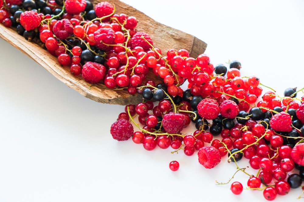 Mejora la salud cardiovascular y combate el envejecimiento: Estos son algunos beneficios de los frutos rojos