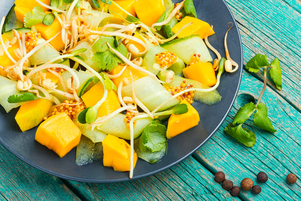 Combinar frutas y verduras en tus ensaladas es más fácil de lo que piensas. Aprende a equilibrar sabores y texturas con nuestras recetas